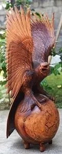 Деревянная фигурка ручной работы "Орел на земном шаре" AB2189  купить в интернет магазине Мебель из массива. Звоните +7 495 961-63-63 Мебель Индонезии